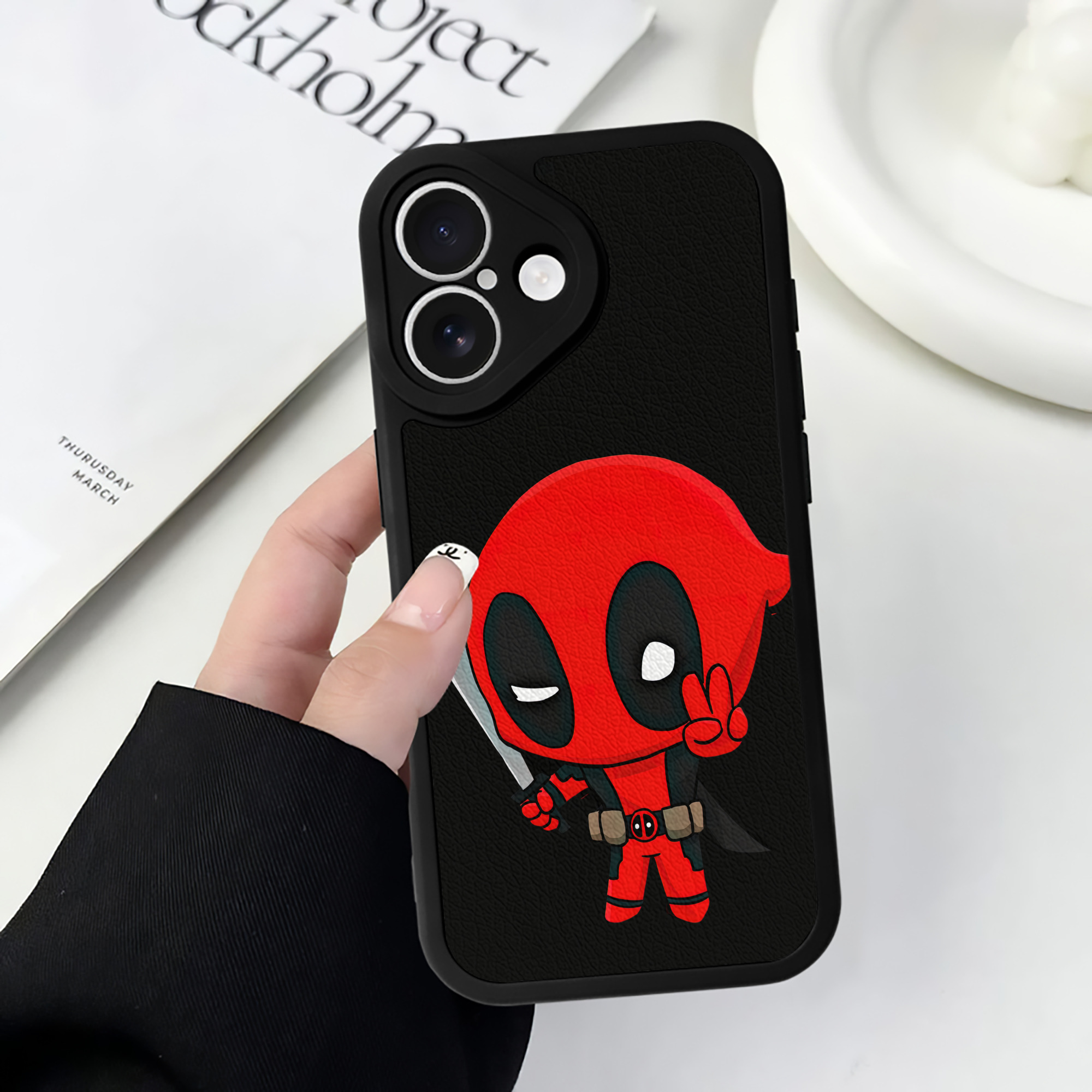 （画像用） Deadpool デッドプール 【iPhone 16シリーズ対応】シリコンスマホケース（レザー調） 材質：シリコン